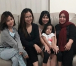 potret <i>Girls squad</i>