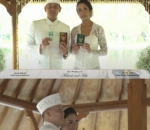 Momen pamer cincin dan buku nikah