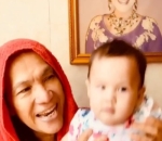 Momen hangat momong cucu
