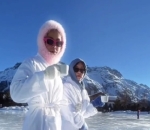 meluncur dengan jubah mandi