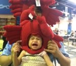 Momen kompak kenakan topi lucu