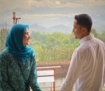 Saling Menatap Penuh Cinta