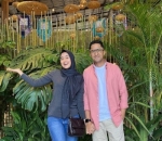 Saling Bergandengan Tangan