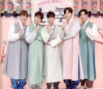 Kompakan Mengenakan Hanbok