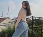 memesona dengan <i>background</i> seadanya