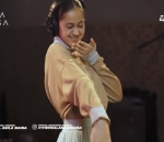 Fasih Lantunkan Lagu Bahasa Inggris
