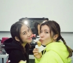 sama-sama cantik dan berbakat