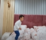 Kiano seru-seruan di kamar ameena