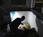 Seorang Pria dan Bayi Berlindung di Dalam Shelter