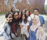 sosok ceria dan miliki banyak teman