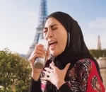 pakai daster di depan eiffel