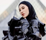 elegan dengan serba hitam