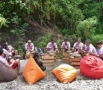 Nongkrong Di Pinggir Sungai