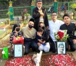 Momen Gala Saat Ziarah ke Makam Orangtuanya
