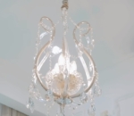 Chandelier Mewah Di Dekat Pintu