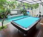 Meja billiard dan kolam renang