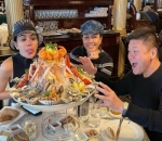 menikmati seafood