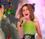 suaranya mendapat pujian