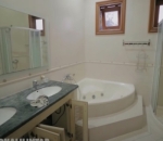 Kamar mandi elegan dan kamar luas