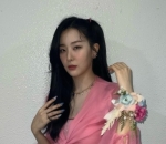 kenakan <i>crop top</i>