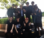 Para member pamer senyum ganteng