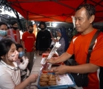 memberikan bunga ke pedagang