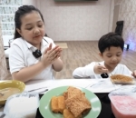 pulang ke rumah dan makan malam