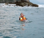 berenang di tengah laut