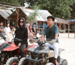 Naik ATV di pantai 