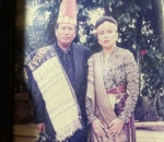 Potret Lawas Kenakan Pakaian Adat
