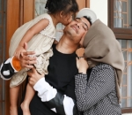 Ciuman Sayang Dari Putri Sulung dan Suami
