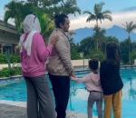 menikmati pemandangan indah dengan romantis