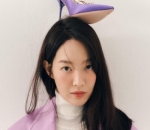 Pose unik sepatu di kepala 