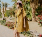 Outfit Luna Maya yang penuh warna
