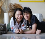 Pose Bareng Kucing Kesayangan