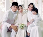 <i>Happy family</i>!