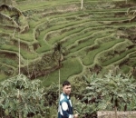Potret candid berlatar terasering