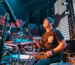 Pamer Senyum Manis Saat Gebuk Drum