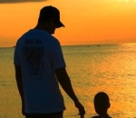 Menikmati <i>sunset</i> di   pantai