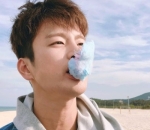 Cara unik Memakan <i>cotton candy</i>