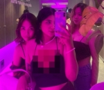 <i>Mirror Selfie</i> di Toilet