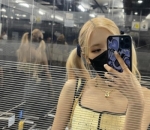 <i>Mirror selfie</i>