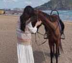 berkuda di pantai