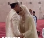 Momen manis pasang cincin serta peluk cium