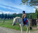 Berkuda di Bawah Cuaca Cerah