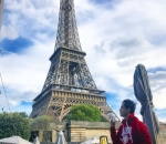 Menikmati Secangkir Minuman Di Eiffel
