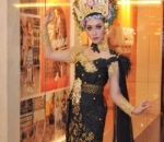 <i>Stand Out</i> Dengan Baju Adat