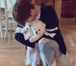 Momen Gemas Bersama Kedua Anjing