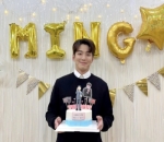 Bahagia Dapat Hadiah Kue