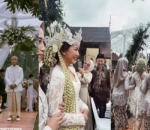 Momen Syahdu Ketika Kedua Mempelai Bertemu